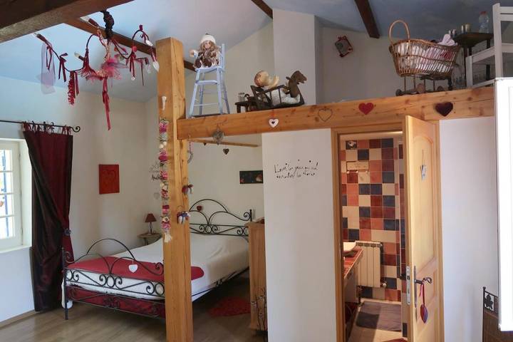 Chambre d’hôte pour 5 personnes, avec piscine ainsi que jardin et vue dans l' Ain - 3