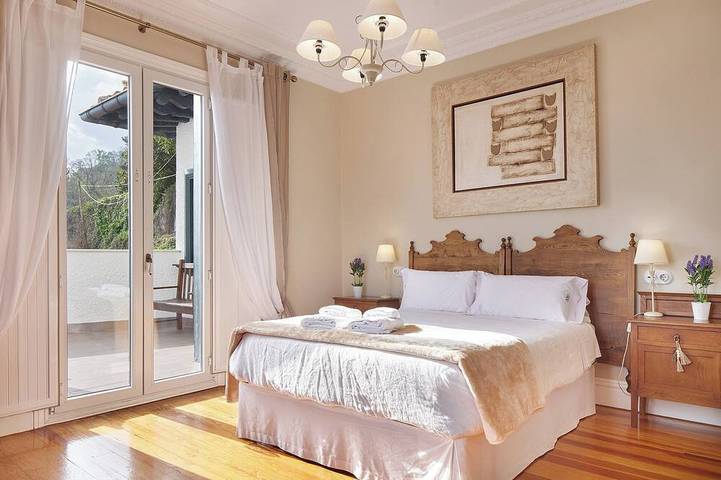 Magnifica Villa Con Jardin Frente Al Mar, WIFI Gratis, Biblioteca, Chimenea. in Malkorbe hondartza (Getaria), Guetaria