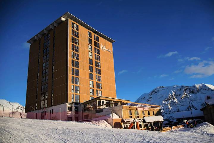 Hôtel pour 4 personnes, avec vue ainsi que piscine et balcon
