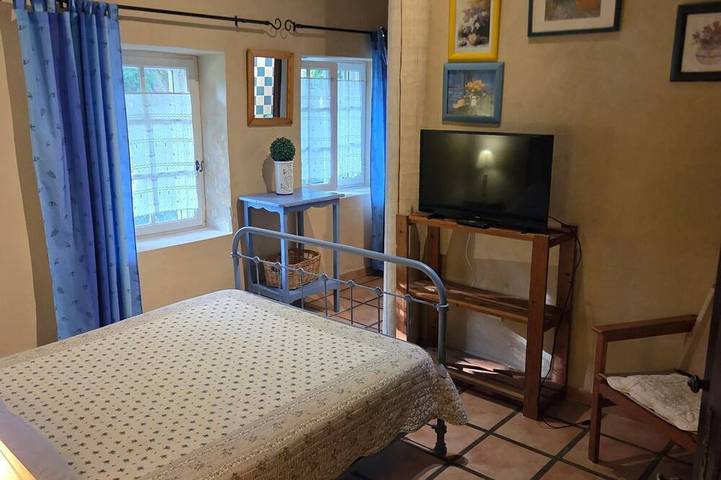 Gîte pour 3 personnes, avec Terrasse ainsi que Jardin et Piscine dans Albaron - 3