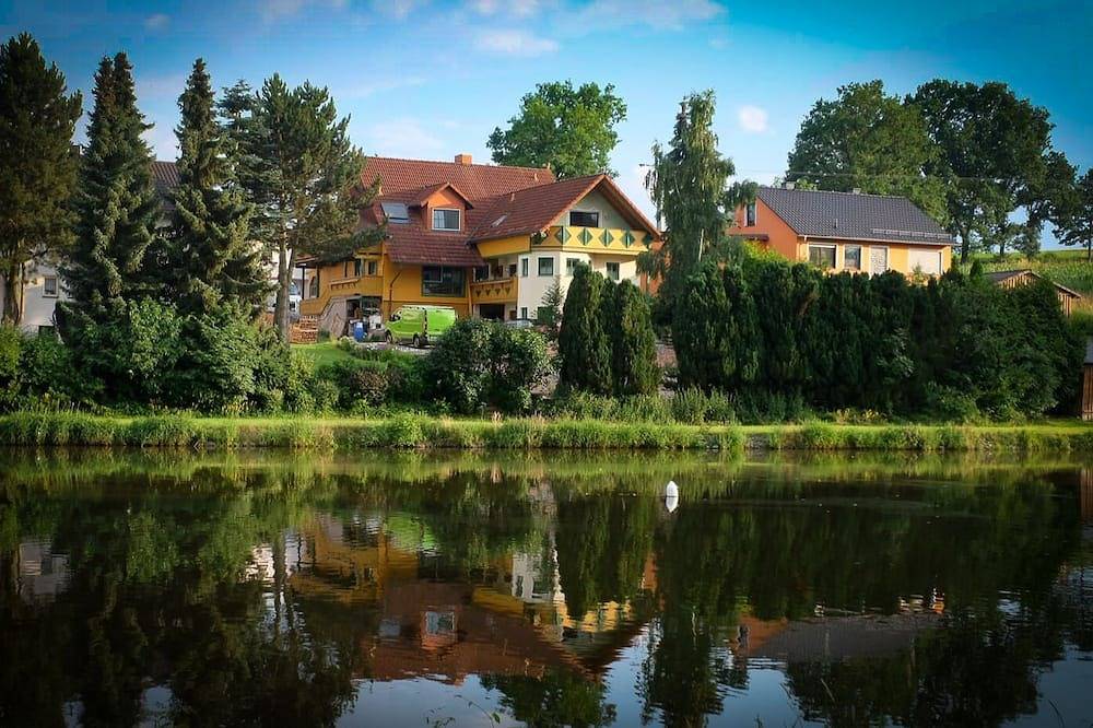 Ganze Wohnung, Großzügige Ferienwohnung am Badeweiher in der Oberpfalz in Neustadt am Kulm, Naturpark Nördlicher Oberpfälzer Wald