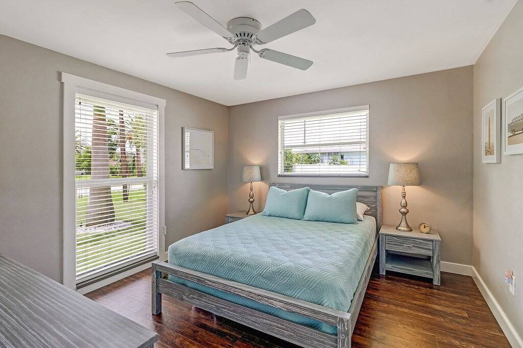 Charming 3Br Lake Home w/ Pool, Hot Tub & Fire Pit in North Naples, Southwest Florida