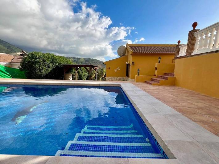 Casa rural para 4 personas, con jardín además de piscina y terraza en Alcaucín