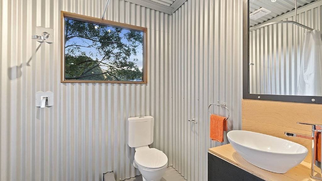 Die Allee - Strand und Buschhütte in Avoca Beach, New South Wales