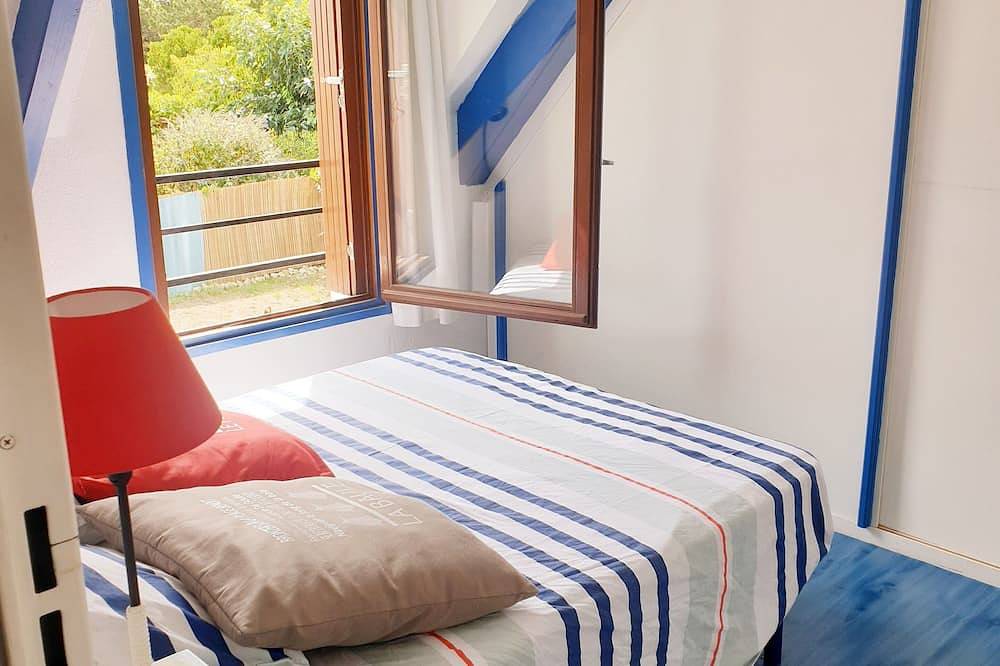 A blue house on the wild coast in Batz-sur-Mer, Côte d'Amour