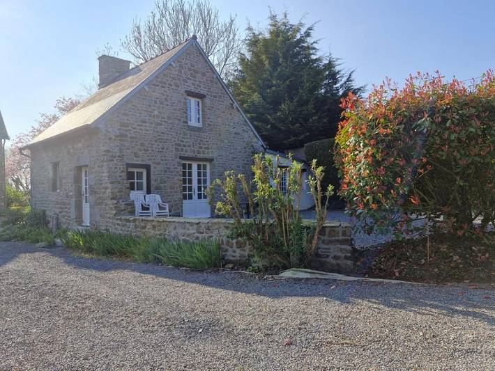 Location de vacances pour 2 personnes, avec vue et jardin à Champcervon - 2