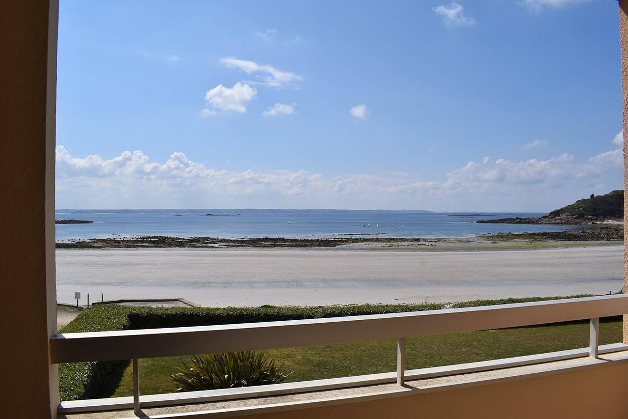 Entire apartment, Apartment Superb Sea View, facing the beach of Tresmeur in Trebeurden in Trébeurden, Pink Granite Coast