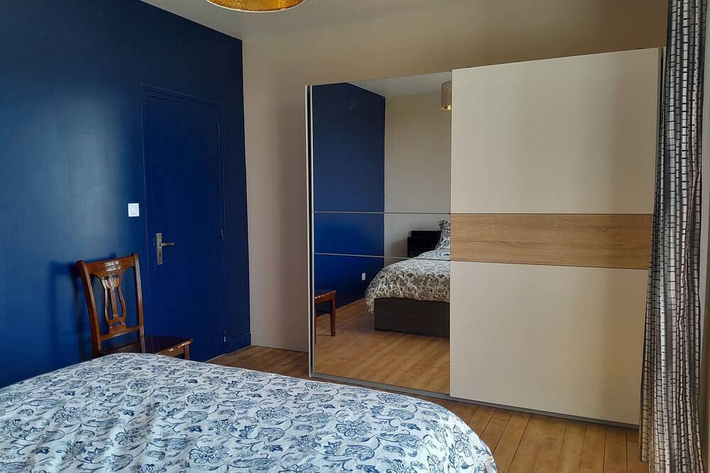 Bed and Breakfast 'Grande Chambre Lumineuse' con jardín privado y Wi-Fi in Sainte-Cécile (Manche), Côte de la Déroute