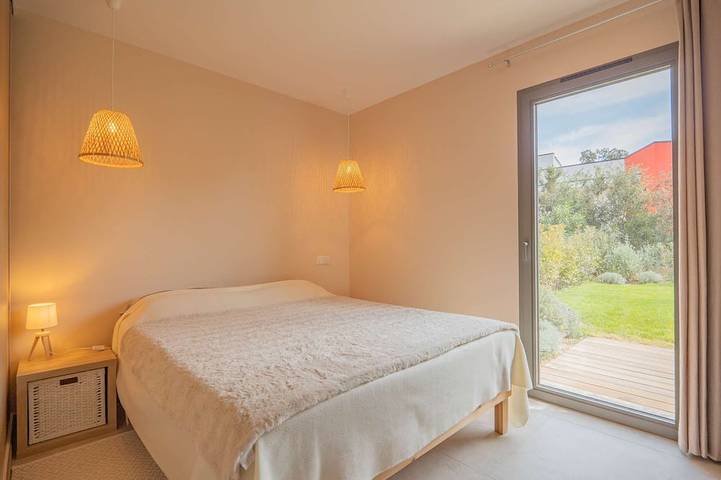 Gîte pour 4 personnes, avec jardin dans Golf De Beauvallon - 2