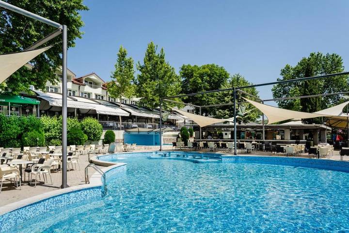 Hotel dla 3 osób, z widok na jezioro i widok oraz basen i ogród w Macedonia Północna