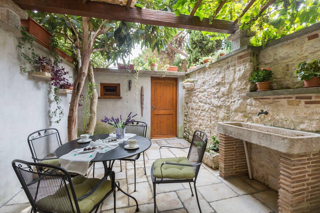 Ganze Wohnung, Strandnahes Apartment inmitten der Altstadt mit mediterranem Garten - nur 150 Meter zum Meer in Poreč, Grad Poreč