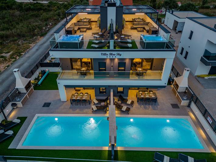 Villa pour 20 personnes, avec Balcon ainsi que Jacuzzi et Terrasse à Turanj