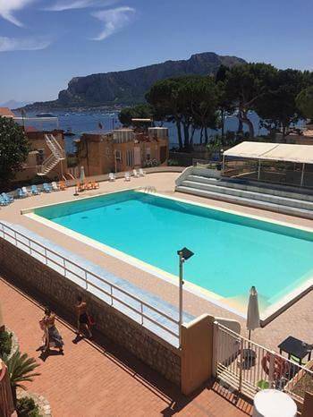 Apartamento de vacaciones para 4 personas, con vistas además de piscina y jardín - 1