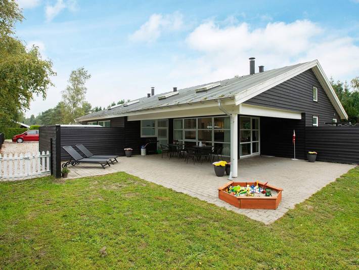 Ferienhaus für 12 Personen, mit Whirlpool und Terrasse sowie Pool und Sauna auf Seeland