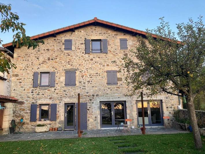 Location de vacances pour 6 personnes, avec terrasse ainsi que jacuzzi et sauna à Allègre - 2