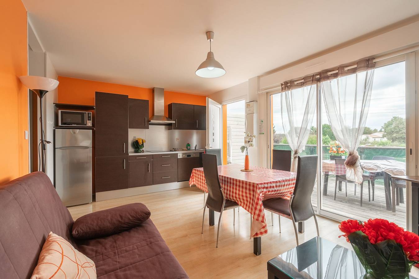 Apartamento entero, Apartamento 'Le Clos Du Champ De L'Amour - Saintes' con piscina privada, Wi-Fi y aire acondicionado in Saint-Simon-de-Bordes, Región de Jonzac