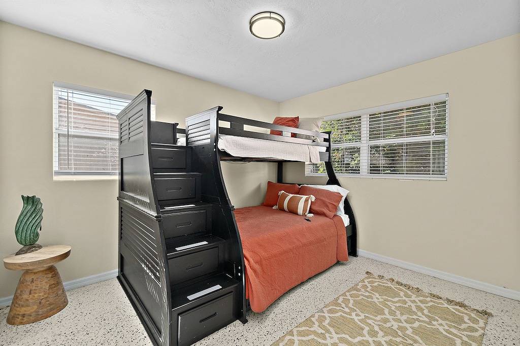 Tropical Oasis - 1 block to beach - close to downtown in Cocoa Beach, Space Coast