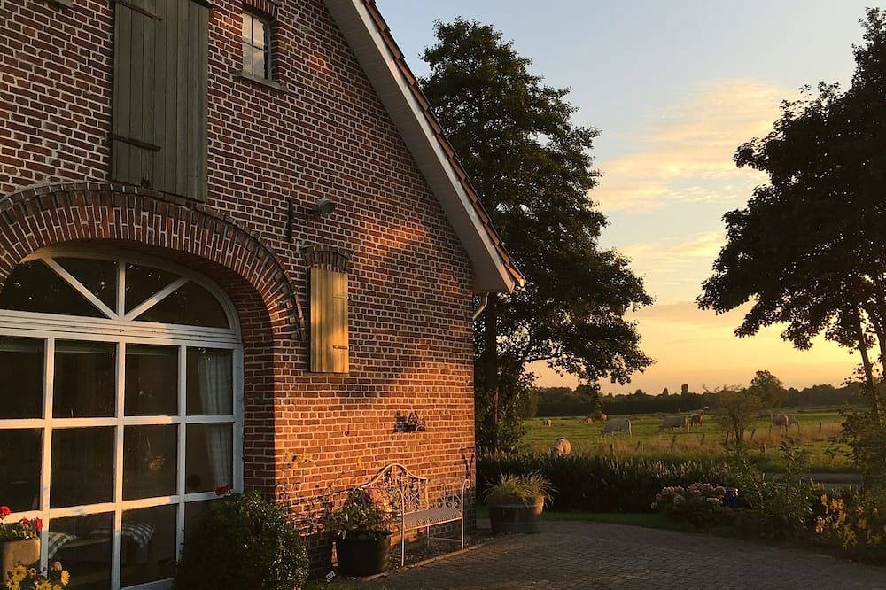 Ganze Wohnung, Neu/Landhaus Oma Muh mit 2 exklusiven Fewo u. sehr großem Grundstück/Nähedangast in Langendamm, Varel