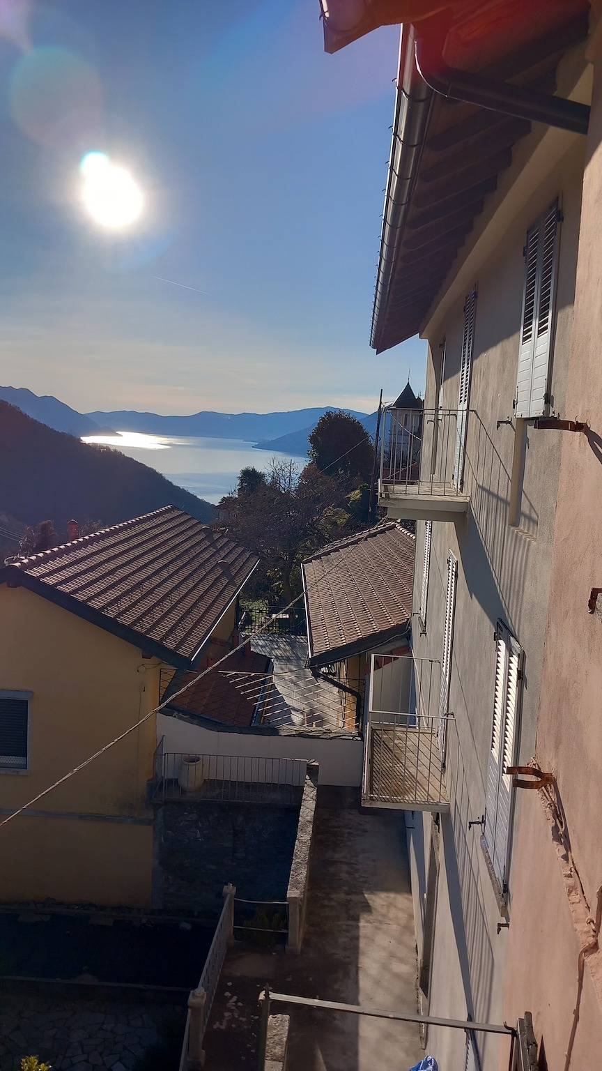 Ganze Wohnung, Artist Lake House mit Panoramablick, Seesicht, privater Terrasse und Wlan in Garabiolo, Maccagno con Pino e Veddasca