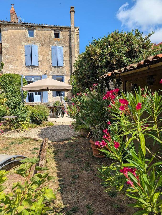 Gîte pour 6 personnes, avec jardin ainsi que balcon et vue à Lusignan