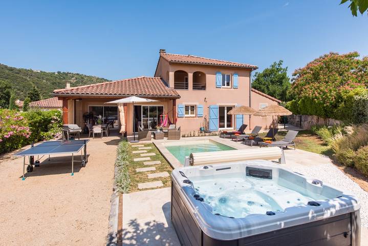 Gîte pour 10 personnes, avec piscine et jacuzzi, adapté aux familles