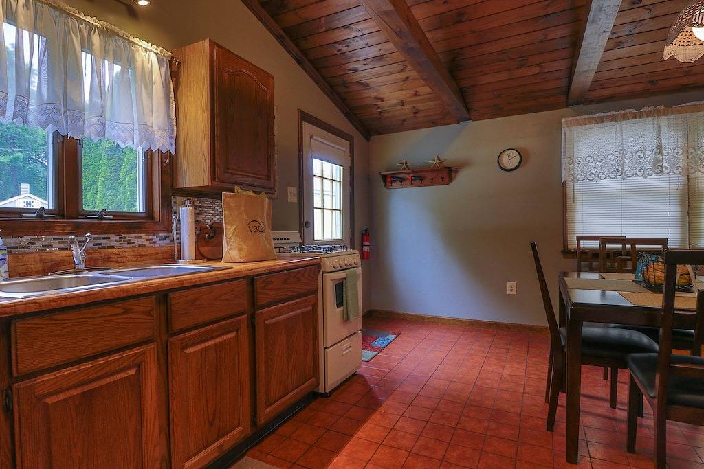 Gemütliches Ferienhaus mit privatem Deck - zu Fuß zum Short Sands Beach, 2 Hunde willkommen! in York Beach, Cape Neddick