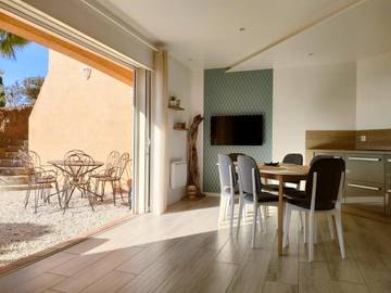 Gîte pour 6 personnes, avec terrasse et vue dans Golf de Valcros