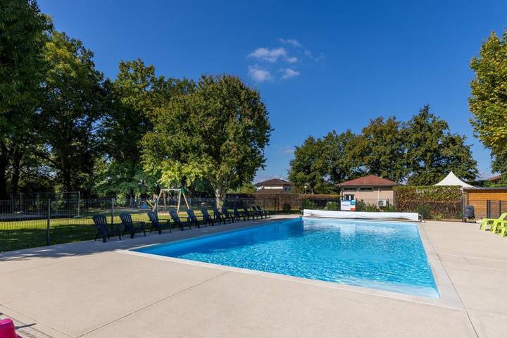 Camping pour 5 personnes, avec Terrasse ainsi que Jardin et Piscine dans l' Ain - 2