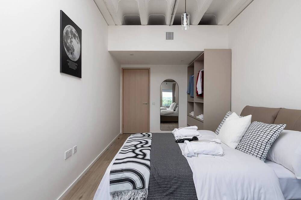 Entire apartment, The Black and White Suite in Milton Keynes, South East England