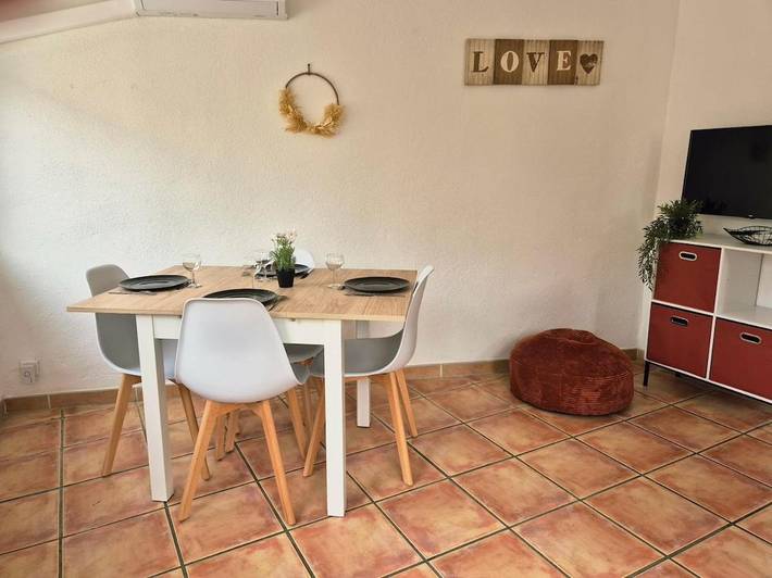 Location de vacances pour 4 personnes, avec terrasse à Pouzolles - 2