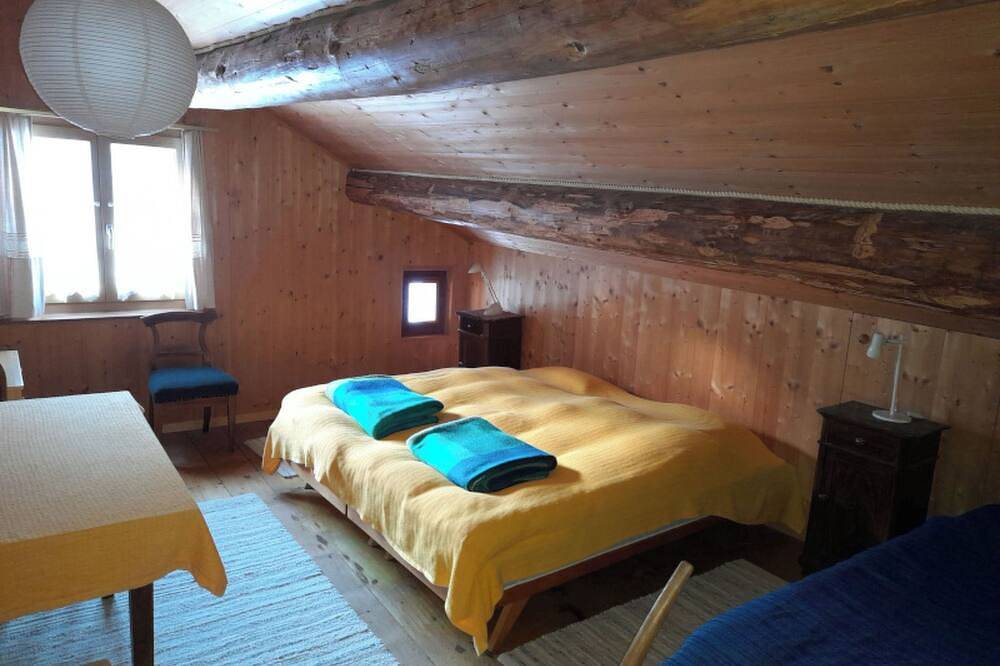 Ganze Wohnung, Ferienwohnungen Jörihus A&B, (Medels). in Rheinwald, Hinterrhein