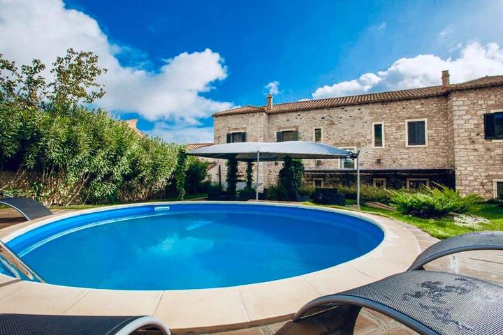 Chambre d’hôte pour 5 personnes, avec Balcon et Terrasse ainsi que Jardin et Piscine