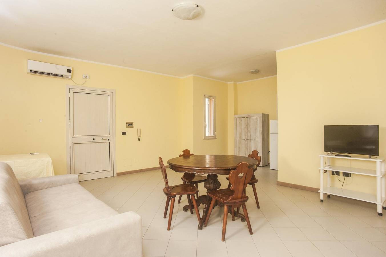 Apartment "Cindy" with Mountain View, Wi-Fi, A/C, Balcony, Terrace & Garden in Villa San Pietro, Cagliari Province
