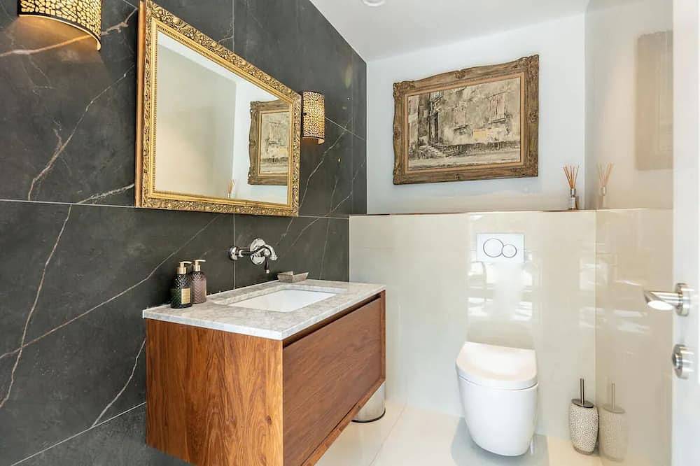 Highgate - Luxury 4-Bedroom Spacious House with Indoor Pool in Haringey, London
