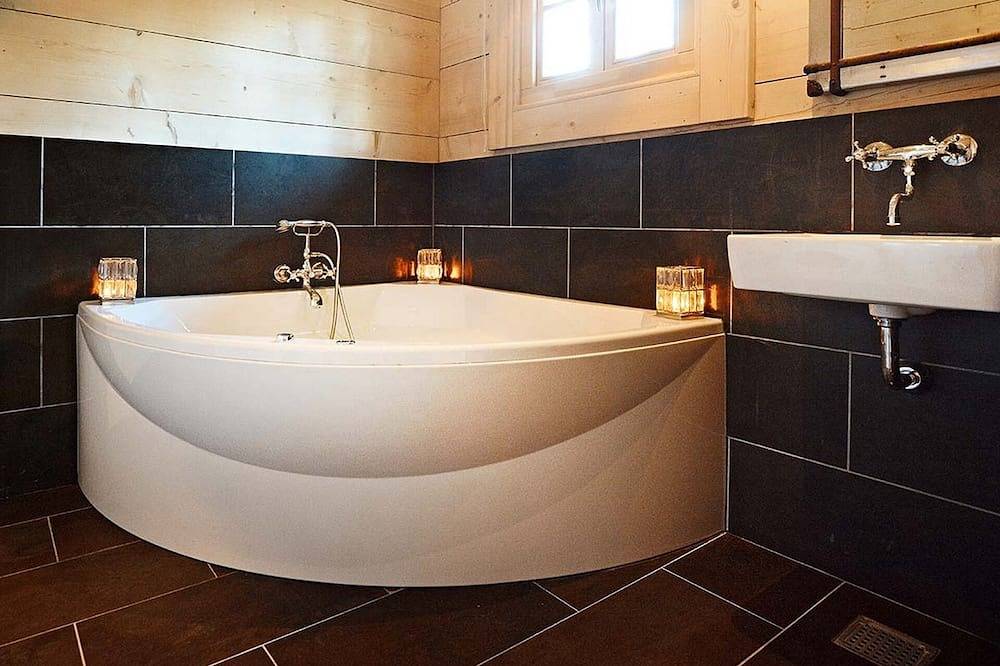 Schönes Luxusblockhaus. Zwei private errassen. Offener Kamin. Haustierfreundlich in Vallåsen, Halland