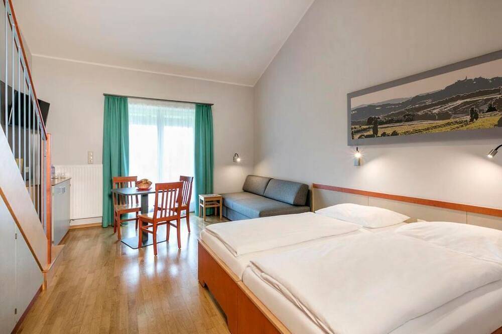 Fünfbettzimmer mit Balkon - Jufa Hotel Vulkanland*** in Südoststeiermark, Gnas