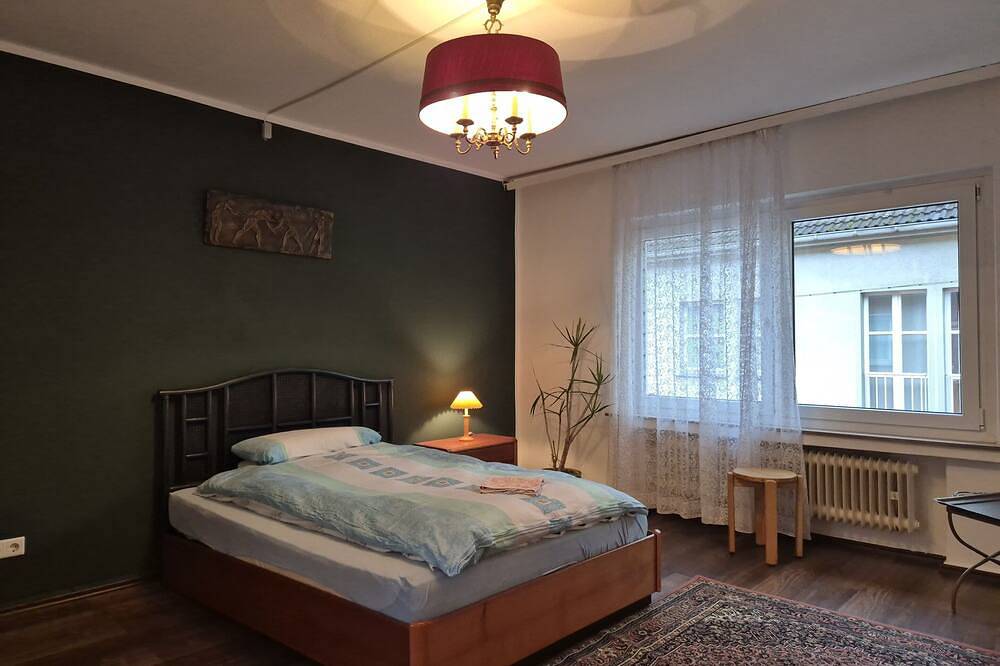 Ganze Wohnung, Klassisches Apartment mit künstlerischem Touch in Wuppertal, Bergisches Land