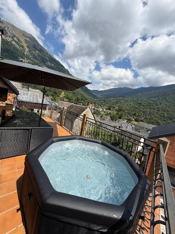 Gite boutx avec Jacuzzi 12 personnes 5 Lits Doubles Et 1 Canape Lit in Boutx, Pyrénées