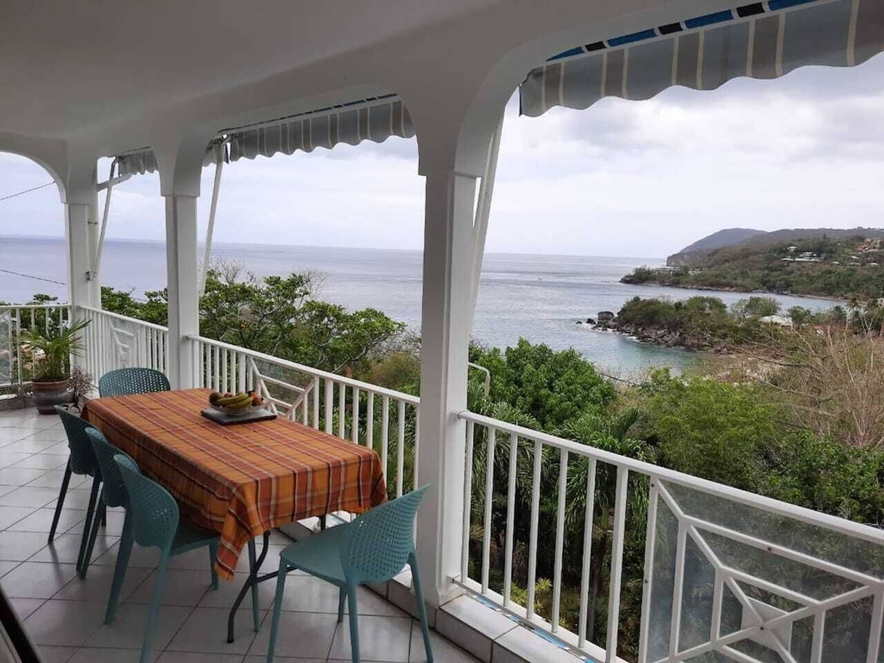 Welcoming house with sea view in Deshaies + Terrace in Plage de Ferry, Deshaies