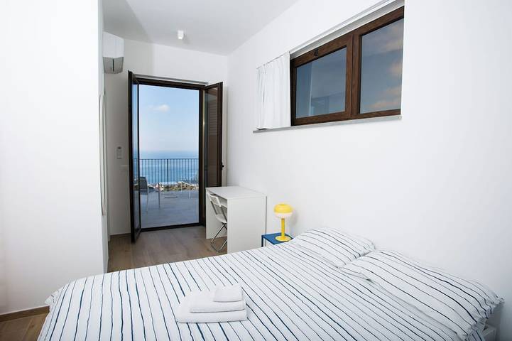 Villa Giardino degli Ulivi, a modern Sicilian Villa with a breathtaking view in Capo d'Orlando, Provincia di Messina