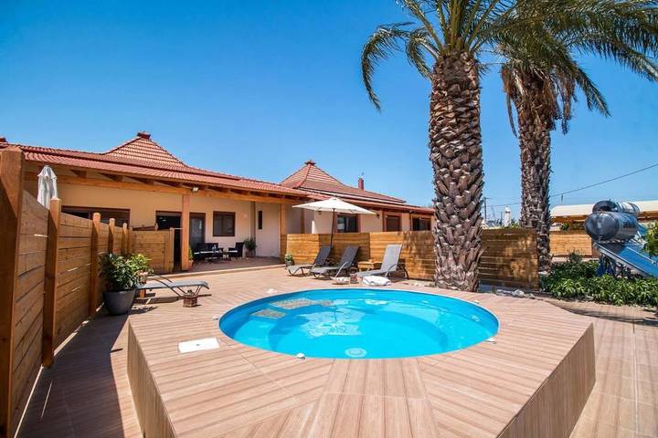 Vakantiewoning voor 4 personen, with tuin and whirlpool as well as zwembad in Faliraki