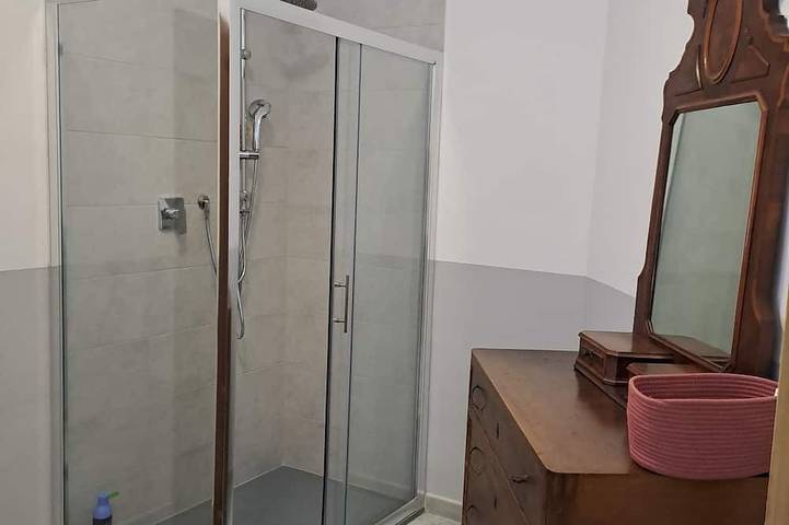 Appartamento intero, Ampio appartamento elegante vicino all’imbarco dei traghetti in Livorno, Costa degli Etruschi