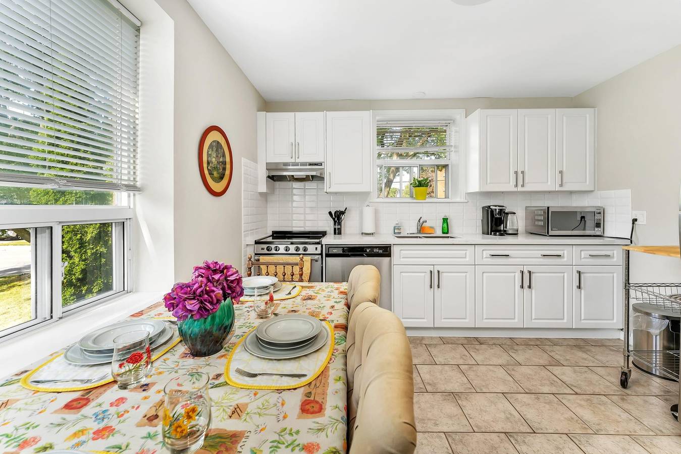 Entire apartment, Private 2Bdrm Newly Renovated - Furnished apt - U3 in Burlington (Ontario), Lake Ontario (Canada)