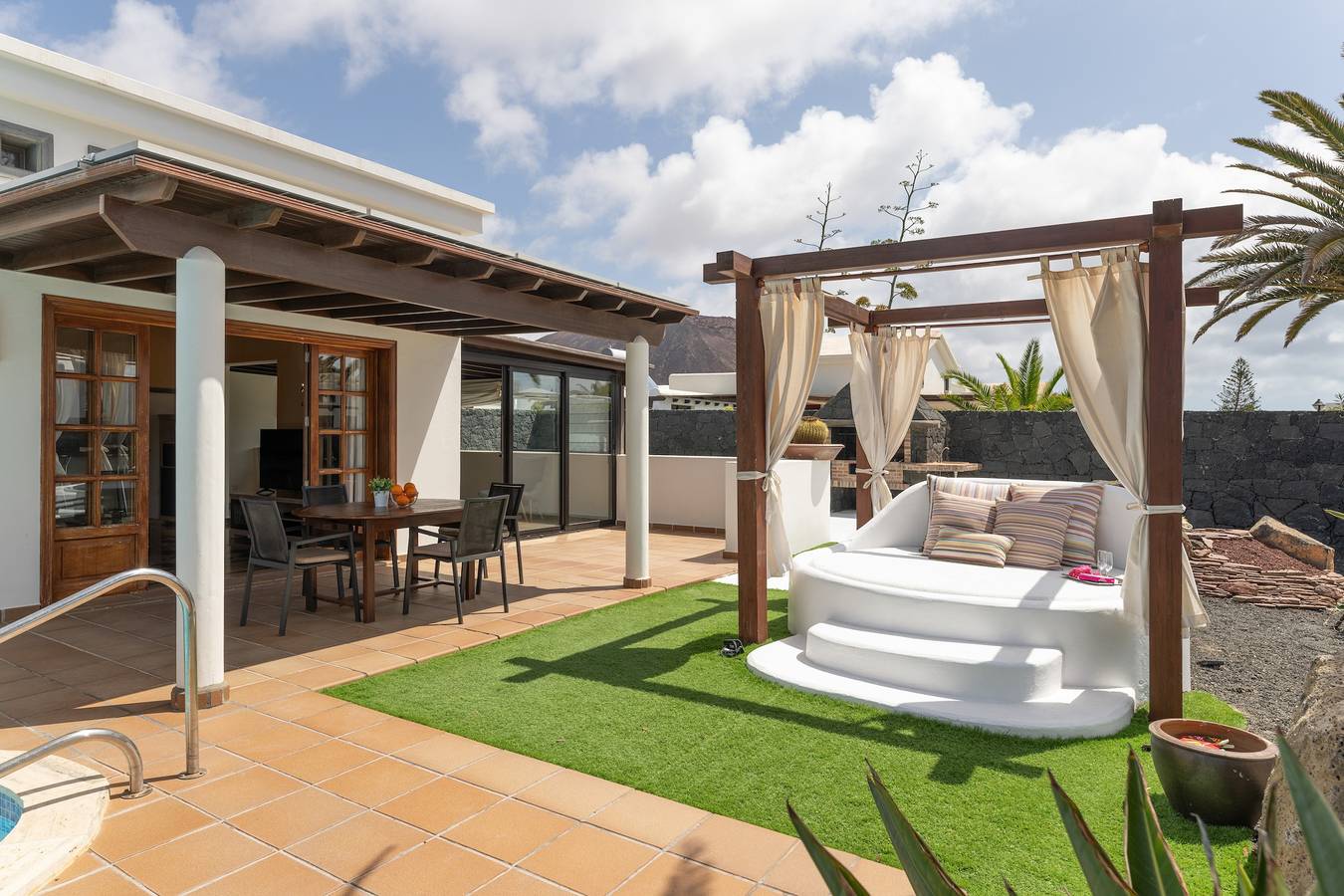 Vacation Villa 'Carabela 83' with Mountain View, Private Pool and Wi-Fi in Montaña Roja, Yaiza