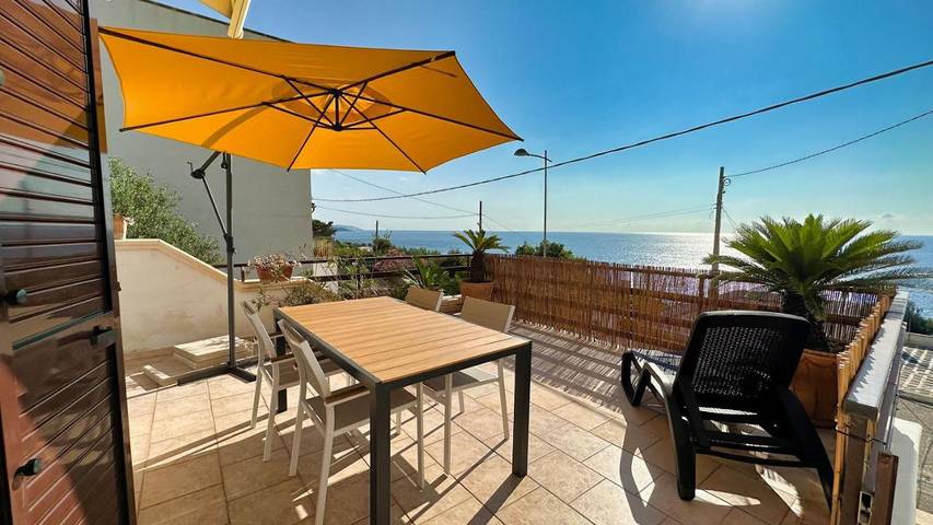 Casa vacanza per 4 persone, con panorama e giardino in Andrano