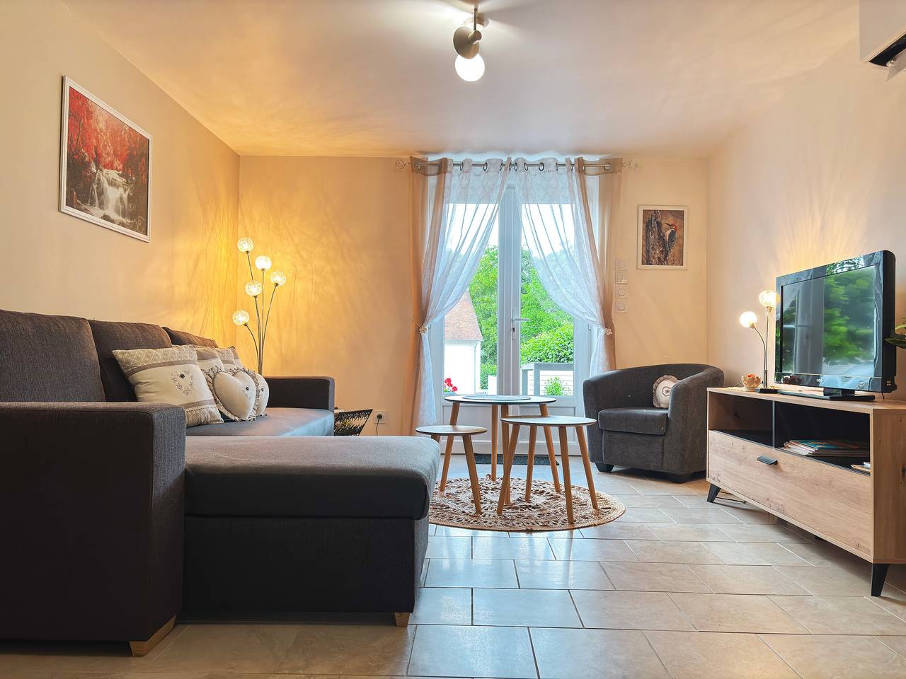 Gîte spacieux près du zoo de Beauval avec cour privative, terrasse, et équipements complets in Lye, Vallée de la Loire