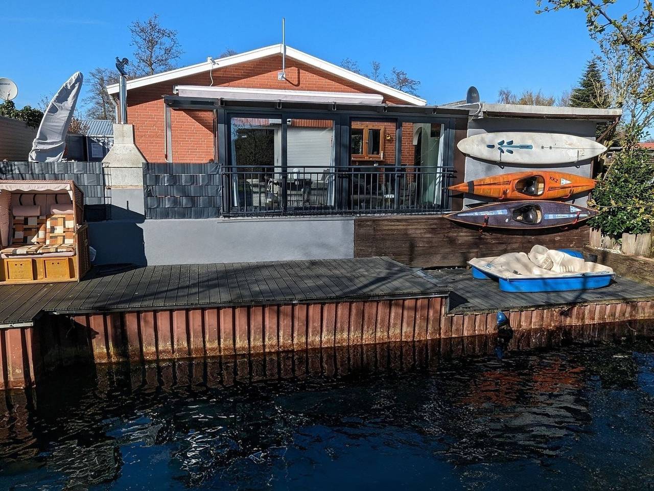 Strobels Ferienhaus am Wasser mit Bootssteg Großes Meer Ost - Strobels Ferienhaus in Großes Meer, Südbrookmerland