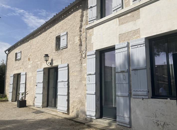 Cottage pour 3 personnes, avec jardin et piscine à Corme-Royal