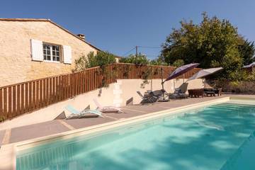 Gîte pour 22 personnes, avec jardin ainsi que terrasse et piscine, animaux acceptés à Rauzan
