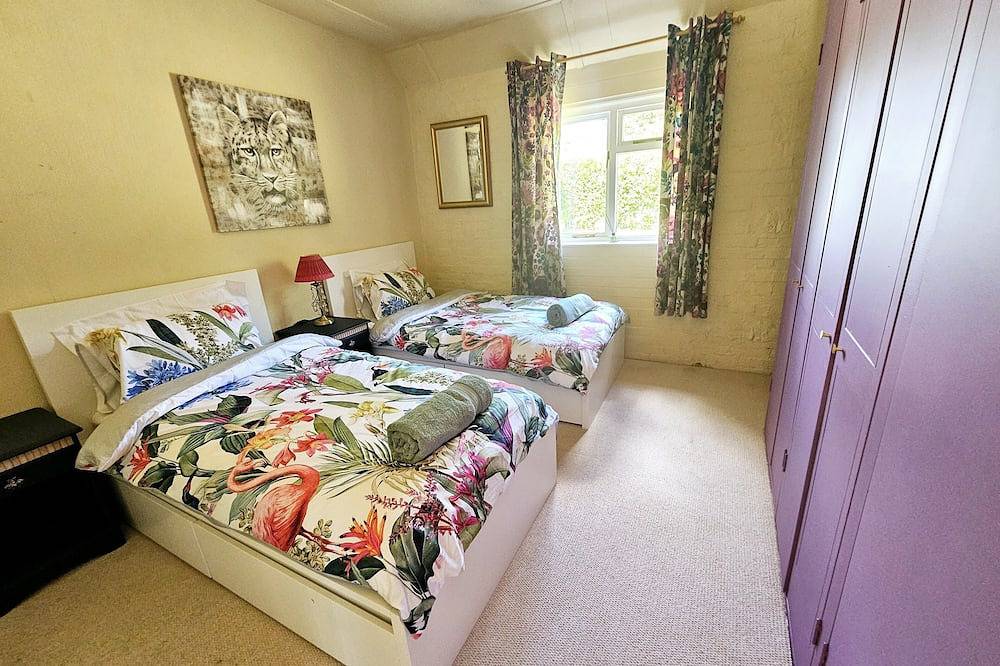 Large Farmhouse Cottage set in semi rural Surrey location, close to Guildford in Worplesdon, Guildford